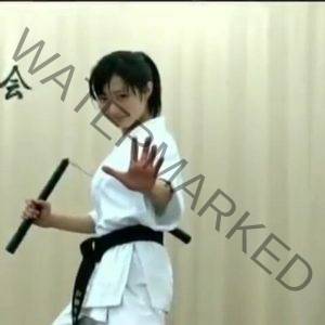 Cô gái Karate với côn nhị khúc - nunchaku